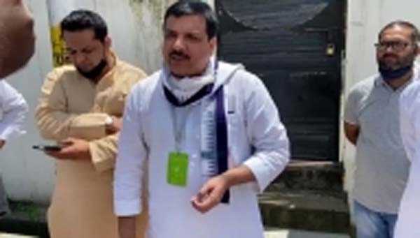 उप्र : आप कार्यालय में ताला डाला गया